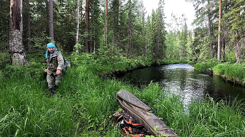 РЫБАК ПРОБРАЛСЯ НА ТАЁЖНУЮ РЕКУ И ОФИГЕЛ. СПЛАВ РЫБАЛКА НА МАЛОЙ РЕКЕ. ЩУКИ НАПАДАЮТ КАК БЕШЕННЫЕ