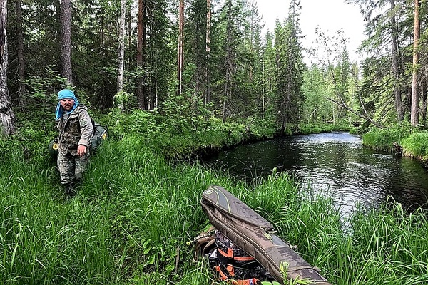 РЫБАК ПРОБРАЛСЯ НА ТАЁЖНУЮ РЕКУ И ОФИГЕЛ. СПЛАВ РЫБАЛКА НА МАЛОЙ РЕКЕ. ЩУКИ НАПАДАЮТ КАК БЕШЕННЫЕ